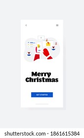 santa claus manos usando smartphone compras en línea feliz año nuevo feliz navidad navidad concepto de ilustración vectorial vertical