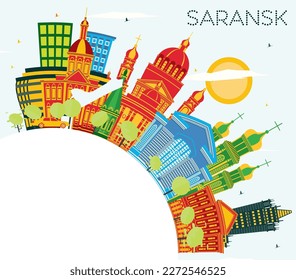 Línea aérea de Saransk en la ciudad de Rusia con edificios de color, cielo azul y espacio de copias. Ilustración vectorial. Concepto de viajes de negocios y turismo con arquitectura moderna. Paisaje urbano de Saransk con monumentos.