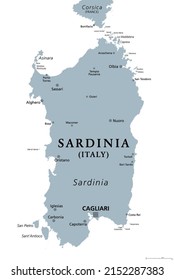 Cerdeña, isla italiana, mapa político gris, con la capital Cagliari. Sardegna, Región Autónoma de Cerdeña, segunda isla más grande del mar Mediterráneo al sur de Córcega al oeste de la península italiana.