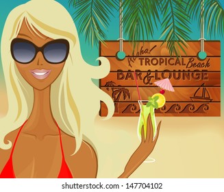 Sassy Blond an der Beach Bar - Sommerferien-Werbung, mit gebräuntem blond Mädchen, das einen Cocktail vor der Strandbar hält (volles, unroppiertes Portrait unter der Beschneidungsmaske)