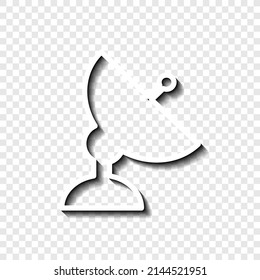 Icono simple de antena parabólica. Diseño plano. Blanco con sombra en la cuadrícula transparente.ai