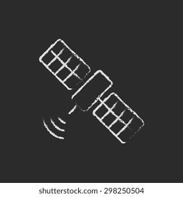 Mano satelital dibujada en tiza sobre un icono blanco vectorial de pizarra en un fondo negro