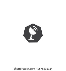 Icono de línea satelital, signo de vector de contorno, pictograma lineal aislado en blanco. Símbolo, ilustración de logotipo