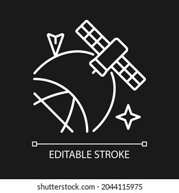 Satellite location in space white linear icon for dark theme. Artifial satelite status information. Thin line customizable illustration. Isolated vector contour symbol for night mode. Editable stroke