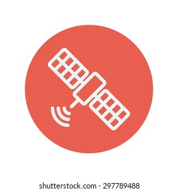 Ícone de linha fina de satélite para web e design plano minimalista móvel. Ícone branco vetorial dentro do círculo vermelho.