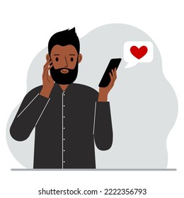 Hombre satisfecho lee un mensaje en su teléfono móvil. Mensaje con corazón rojo. Ilustración plana del vector