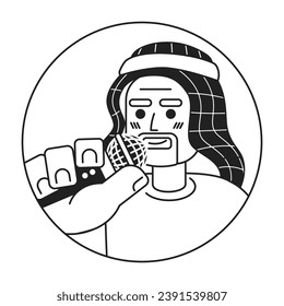 Hombre mayor saudita sosteniendo una imagen de avatar del vector 2D en blanco y negro con micrófono. Hombre árabe de avanzada edad esboza caricatura de personaje aislado. intérprete de conciertos, imagen de perfil de usuario plano del altavoz