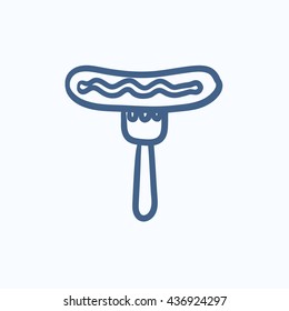 Sausage on fork vector sketch icon aislado en el fondo. Dibujar mano Sausage en el icono de la horquilla. Sausage on fork sketch icon para infografía, sitio web o aplicación.