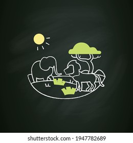 Icono de tiza sabana. Lugar de vida para depredadores poderosos. Bioma de pastizales. Lugar peligroso. León, elefante, tigre. Ilustración vectorial aislada en pizarra