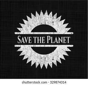 Guardar el emblema del tablero de tiza del planeta escrito en una pizarra