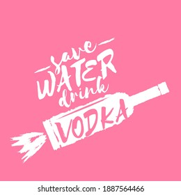 Sparen Sie Wasser und trinken Sie VODKA. Funny zitiert Wodka mit Glasflasche zum Druck auf Tee oder Partyplakat.