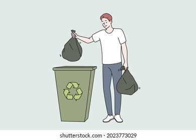 Salvar el concepto de ecología y reciclado. Hombre joven sonriente personaje de caricatura parado sosteniendo bolsas de basura separadas para reciclar ilustración de vector 