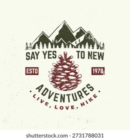 Di sí a las nuevas aventuras. Ilustración vectorial. Aventura extrema. Cita tipográfica relacionada con el senderismo. Concepto para camisa o logotipo, impresión, sello. Montaña con cono de pino