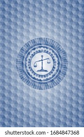Skalierungssymbol in blauem Emblem oder Abzeichen mit geometrischem Musterhintergrund.