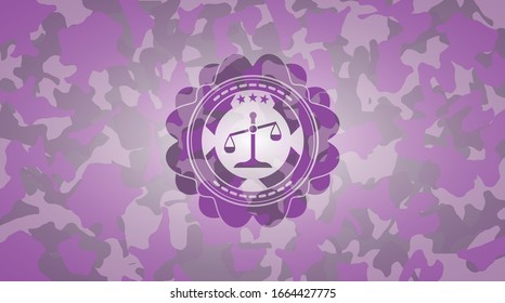 icono de escala dentro del emblema de camuflaje rosa