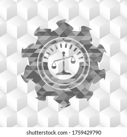 icono de escala dentro de un emblema gris realista con fondo blanco cubo. 