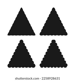 Conjunto de iconos de formas de triángulo de borde de vieira. Un grupo de símbolos triangulares con bordes de vieira. Aislado sobre un fondo blanco.