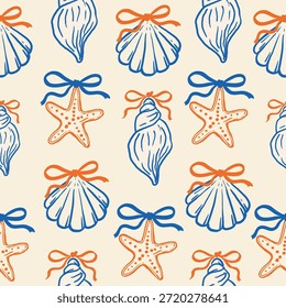 Conchas vieiras, conchas conchas e estrelas-do-mar com arcos em um padrão marinho sem costura em fundo bege. Projeto temático de praia de verão perfeito para impressões têxteis, papel de embrulho, decoração infantil e embalagem.