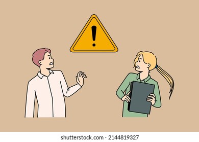 Empresarios asustados frustrados por el signo de advertencia de la exclamación. Mujer angustiosa y hombre temeroso de símbolo de precaución consciente del riesgo o problema de los negocios. Concepto de prevención de fallos. Ilustración vectorial.