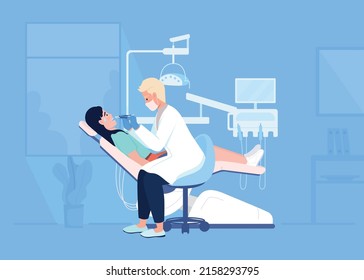 Mujer con miedo en silla de dentista durante el examen de ilustración vectorial de color plano. Médico revisando dientes de paciente asustados personajes de dibujos animados 2D simples con el interior de la oficina médica en segundo plano