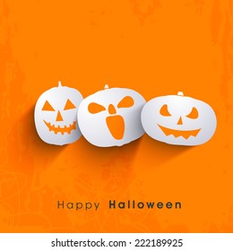 Caras de calabaza sonrientes asustadas con un texto elegante para Halloween con un fondo naranja brillante.