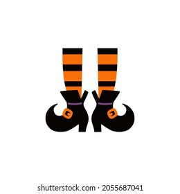 Patas de bruja aterradoras. Halloween bruja medias de pierna y medias de vestir a rayas con escoba. Caldera de brujería de época y botas de pies para tarjeta de invitación de fiesta, icono aislado del vector de dibujos animados