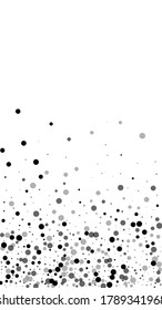 Puntos de balck densos dispersos. Dispersión de puntos oscuros sobre fondo blanco. Impresionantes manchas grises dispersando la plantilla superpuesta. Divertida ilustración vectorial.