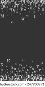 Letras dispersas del alfabeto latino. Caracteres flotantes de tiza blanca de lengua inglesa. Concepto de estudio de lenguas extranjeras. Anuncio de vuelta a la escuela en el fondo de pizarra.