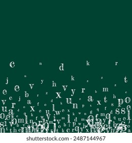 Letras dispersas del alfabeto latino. Caracteres flotantes de tiza blanca de lengua inglesa. Concepto de estudio de lenguas extranjeras. Anuncio de vuelta a la escuela en el fondo de pizarra.