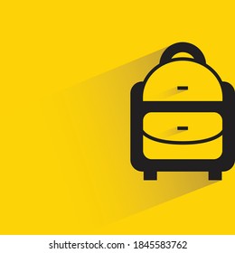 mochila escolar con sombra sobre fondo amarillo