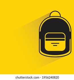 mochila escolar con sombra sobre fondo amarillo