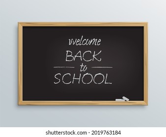 Schultafel mit Begrüßung zur Schulmeldung. Tafel mit Text mit Holzrahmen und Kreide, Vektorgrafik. Bildung und Ideen im Klassenzimmer auf weißem Hintergrund.