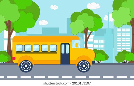 Autobuses escolares a lo largo de la carretera, edificios y árboles al fondo. De vuelta a la escuela 
