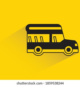 bus escolar con sombra sobre fondo amarillo