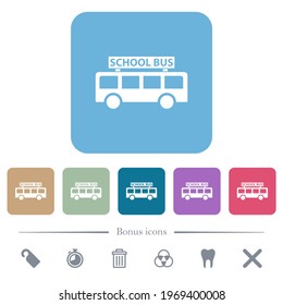 los iconos planos blancos en los fondos cuadrados redondeados de color. 6 iconos de bonificación incluidos