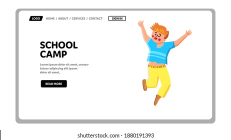 El Escolar De Camp Tiene Un Vector De Tiempo De Vacaciones Gracioso. Feliz Sonriente Visita Infantil al Campo de la Escuela Educativa. Personaje Niño Con Felicidad Emoción Jugar Ocio Tiempo De Ocio Web Dibujo Plano Ilustración