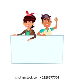 Niños De Escuelas Sostienen Carteles Vacíos Juntos Vector. Escolar Indio Y Escolar Asiática Con Cartel Vacío Y Mano De Onda. Caracteres Niños con caricatura plana de afiches en blanco