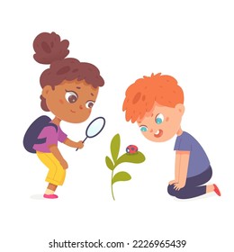 Escolares con lupa para ver a los niños en plantas verdes en el patio, jardín o ilustración vectorial de los parques de verano. Caricatura aislada niño y niña curioso exploran la naturaleza y estudian la biología