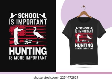La escuela es importante, pero la caza es más importante - la bandera de EE.UU. patrón de diseño de camisetas de caza de gallos.