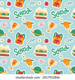 Patrón sin fisuras en la escuela con libros, mochilas, planetas, manzanas, gafas y letras a mano. Fondo vectorial divertido.