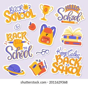 Paquete de emoticones escolares - libros, cuadernos, mochila, planeta, manzana, gafas, marca de grado A+, taza. De vuelta a la escuela con letras a mano. Conjunto vectorial de ilustraciones modernas.