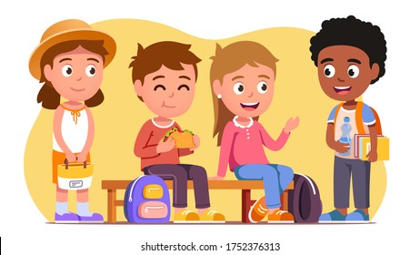学生の少年と女の子がベンチに座り 食べ おしゃべりをする 小学生や女学生にほほ笑みを浮かべた子ども向けの漫画キャラクターが休憩を取る 教育と友情 平らなベクター画像イラスト のベクター画像素材 ロイヤリティフリー Shutterstock
