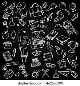 Material escolar. Antecedentes escolares. Artículos estilizados para la escuela. Línea de arte. Dibujo en blanco y negro a mano. Doodle. Conjunto. Colección.
