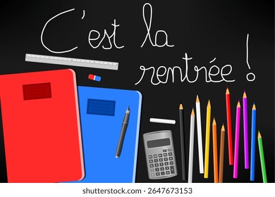 Material escolar sobre fundo ardósia com a expressão francesa "C'est la rentrée" significa que está de volta à escola