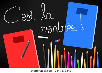 Material escolar sobre fundo ardósia com a expressão francesa "C'est la rentrée" significa que está de volta à escola
