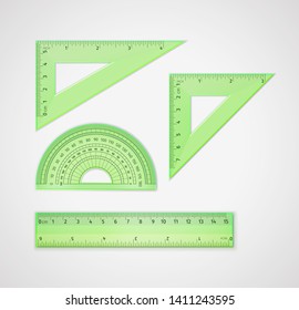 Schulbedarf. Set mit einem realistischen, grünen, durchsichtigen Messgerät: dreieckiges Lineal, gleichseitiger Dreieck-Lineal - zum Zeichnen von Linien, insbesondere bei 90, 45, 60 oder 30 Grad, Lineal, Protraktor