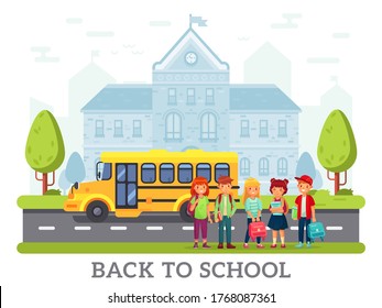 Autobús amarillo escolar para niños, de vuelta al concepto escolar. Niños o estudiantes con mochila cerca de la carretera. Grupo de alumnos esperando que el vehículo se vaya a casa. Construcción escolar de fondo. Vector de transporte público