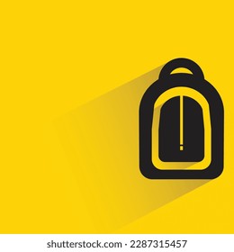 mochila con sombra sobre fondo amarillo