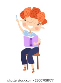 Schoolboy eleva su concepto de mano. Niño sentado con un libro morado en las manos y la pluma. Educación y formación. El personaje se sienta en la silla en clase en la lección. Dibujo vectorial plano de dibujos animados