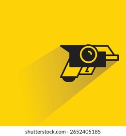 Ciencia ficción y pistola espacial con sombra sobre fondo amarillo